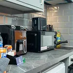 Modern Centre Fully Equipped Washer Dryer Netflix Wifi 24 7 Check-in Apartment *