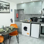 Modern Centre Fully Equipped Washer Dryer Netflix Wifi 24 7 Check-in Apartment *