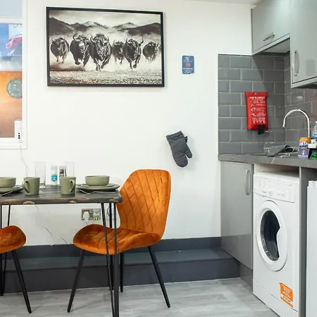 Studio Near Broadway Ideal For Couple Stays * Bradford (West Yorkshire)