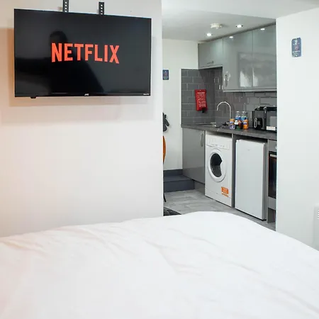 Studio Near Broadway Ideal For Couple Stays * Bradford (West Yorkshire)