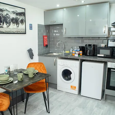 Studio Near Broadway Ideal For Couple Stays Lägenhet *