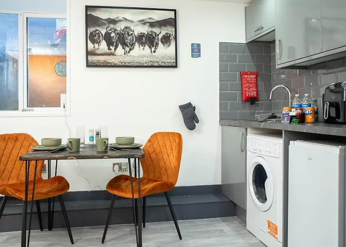 Centre With Self Check-in Washer Dryer Netflix & Wifi * Bradford (West Yorkshire)